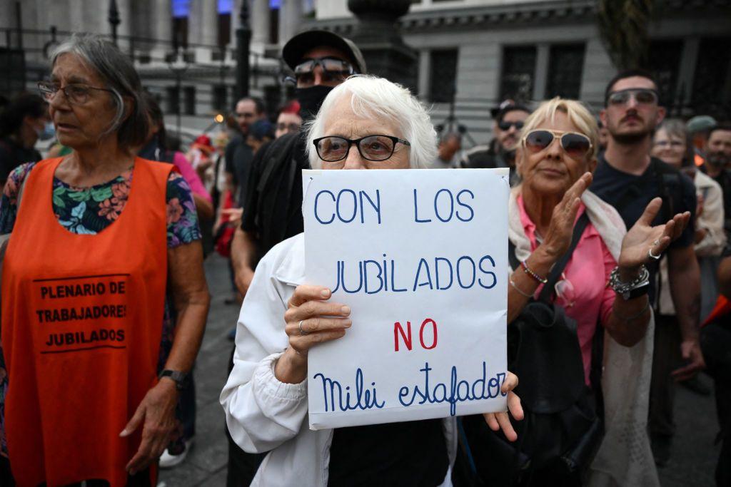 Jubiladas protestando contra Milei