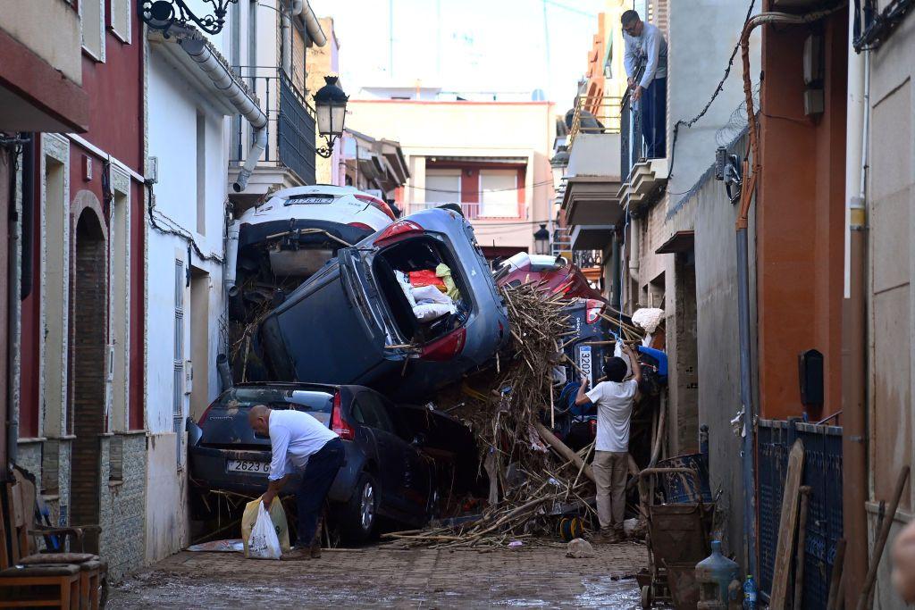 Calle bloqueada por vehículos