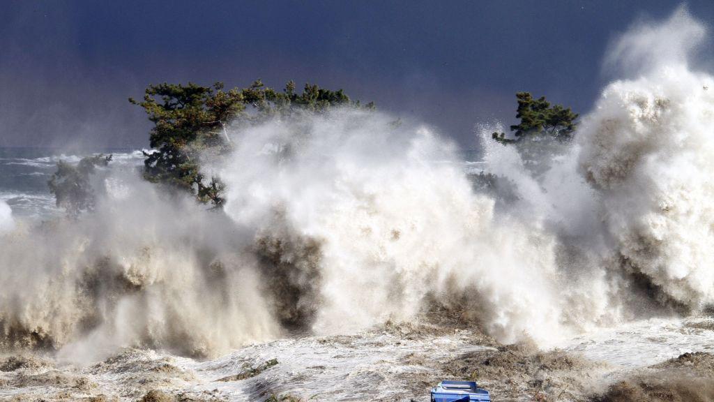 Una ola golpea con fuerza la costa.