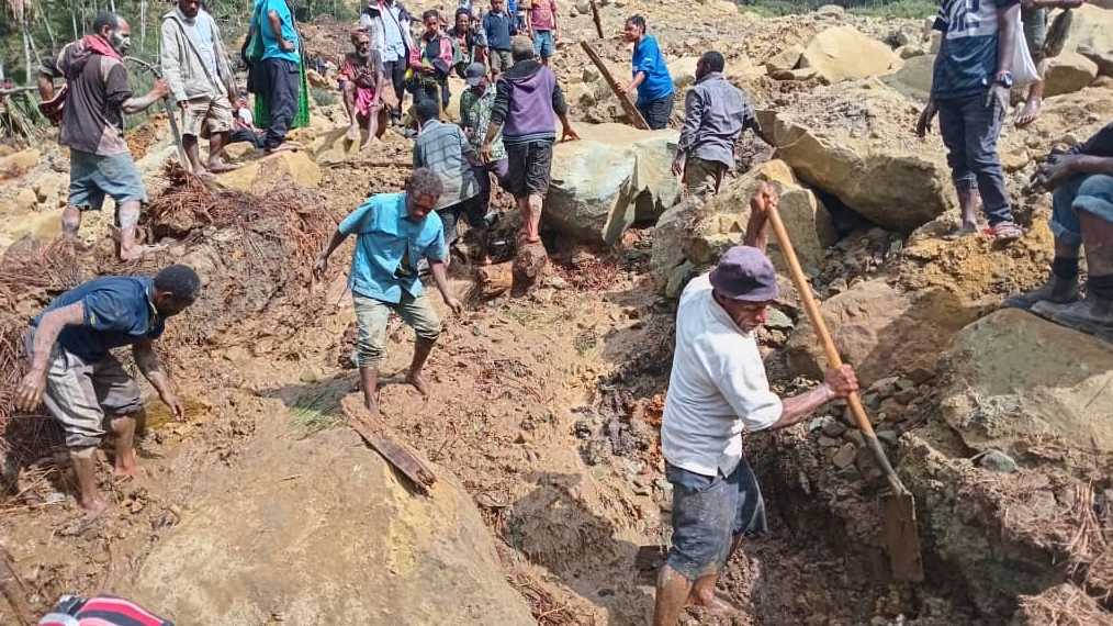 Deadly landslide threatens thousands more as hopes for survivors fade