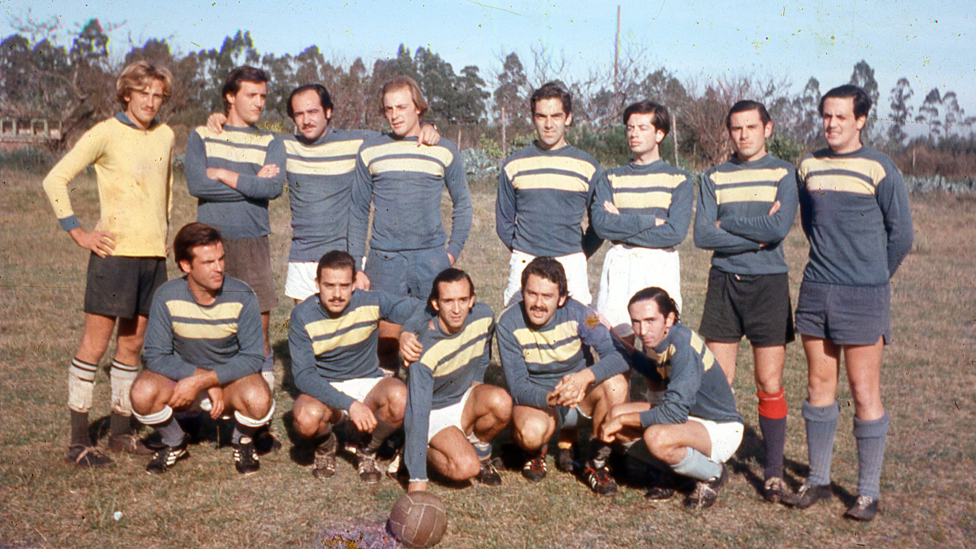 Los jugadores del Loyola Fútbol Club posando para la foto uniformados y con la pelota en el centro.