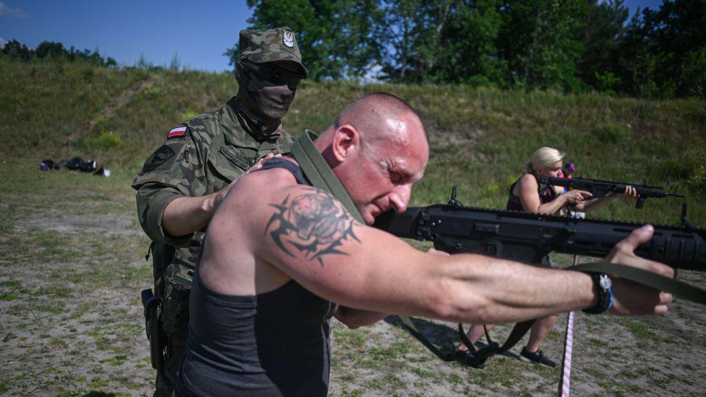 Civiles en entrenamiento militar en Polonia