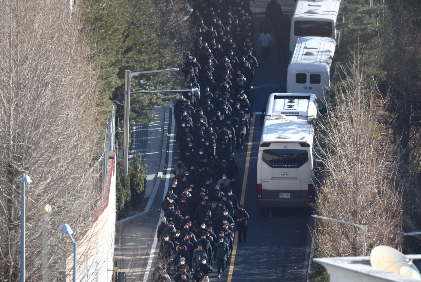 15일 공수처와 경찰이 윤석열 대통령에 대한 2차 체포영장 집행에 나선 모습