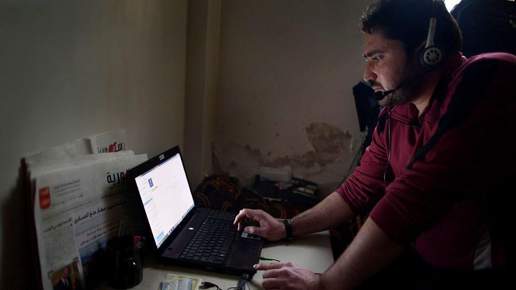 شخص يتصفح الإنترنت في ضوء ظهور العديد من المبادرات الإعلامية التي تهدف إلى مكافحة الأخبار المزيفة
