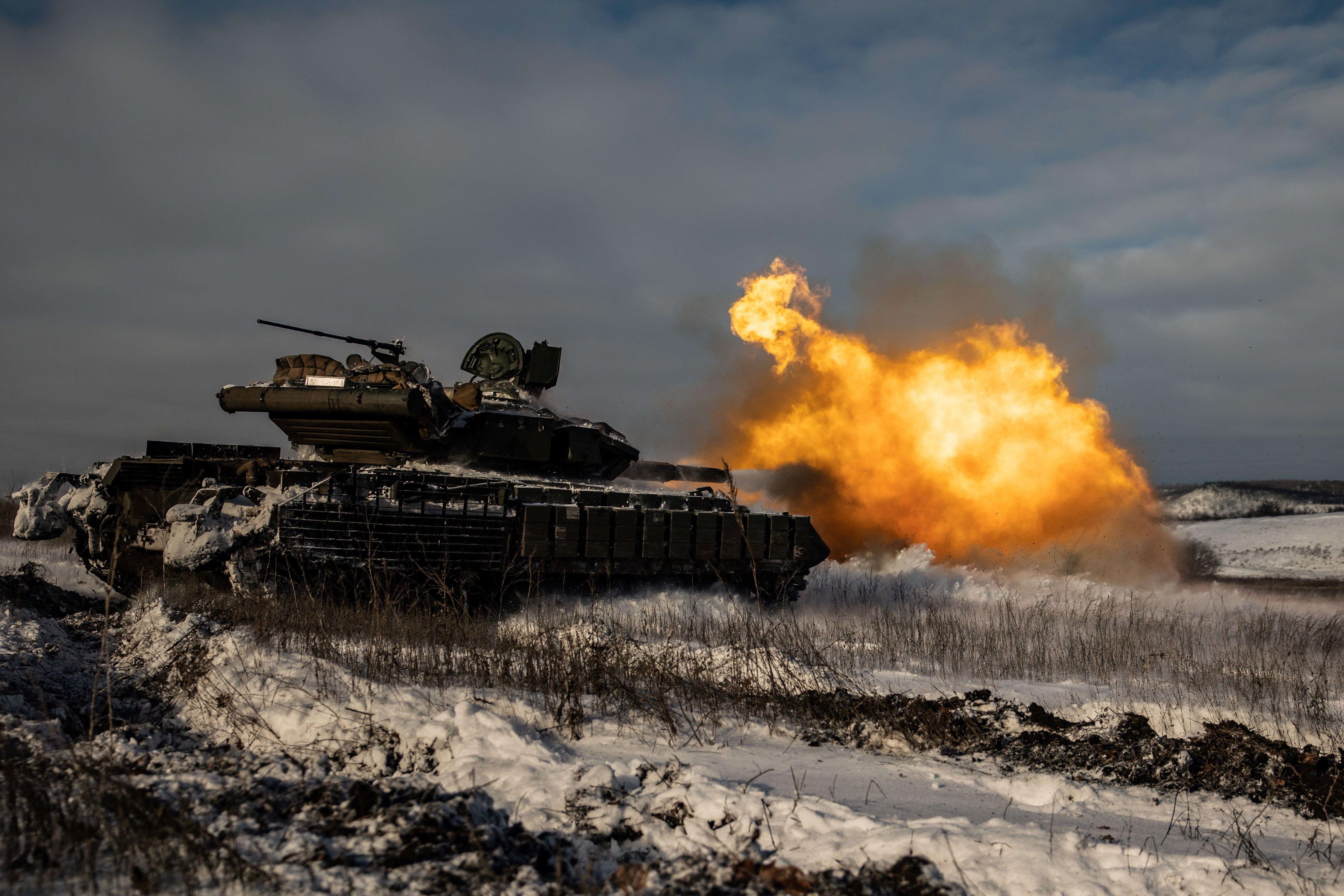 Un tanque de Ucrania dispara contra tropas rusas