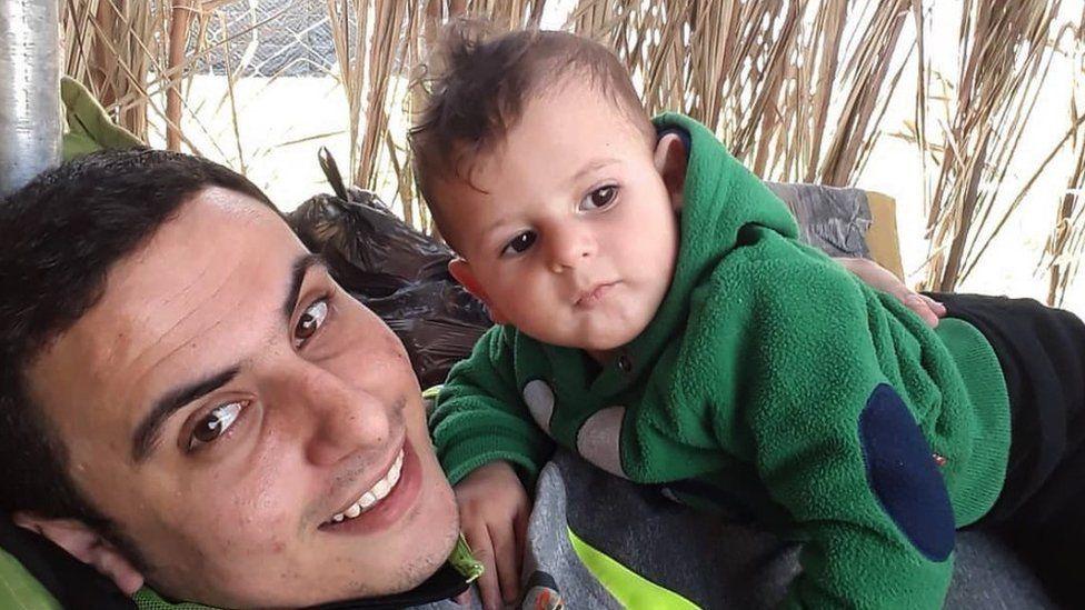 Ahmed con su sobrino Abdullah en 2019. Abdullah tenía 6 años cuando murió.