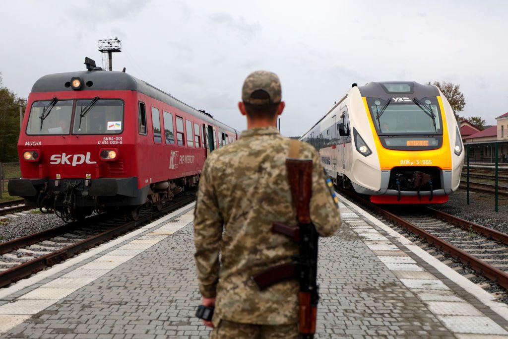 Польський і український потяги у Раві-Руській