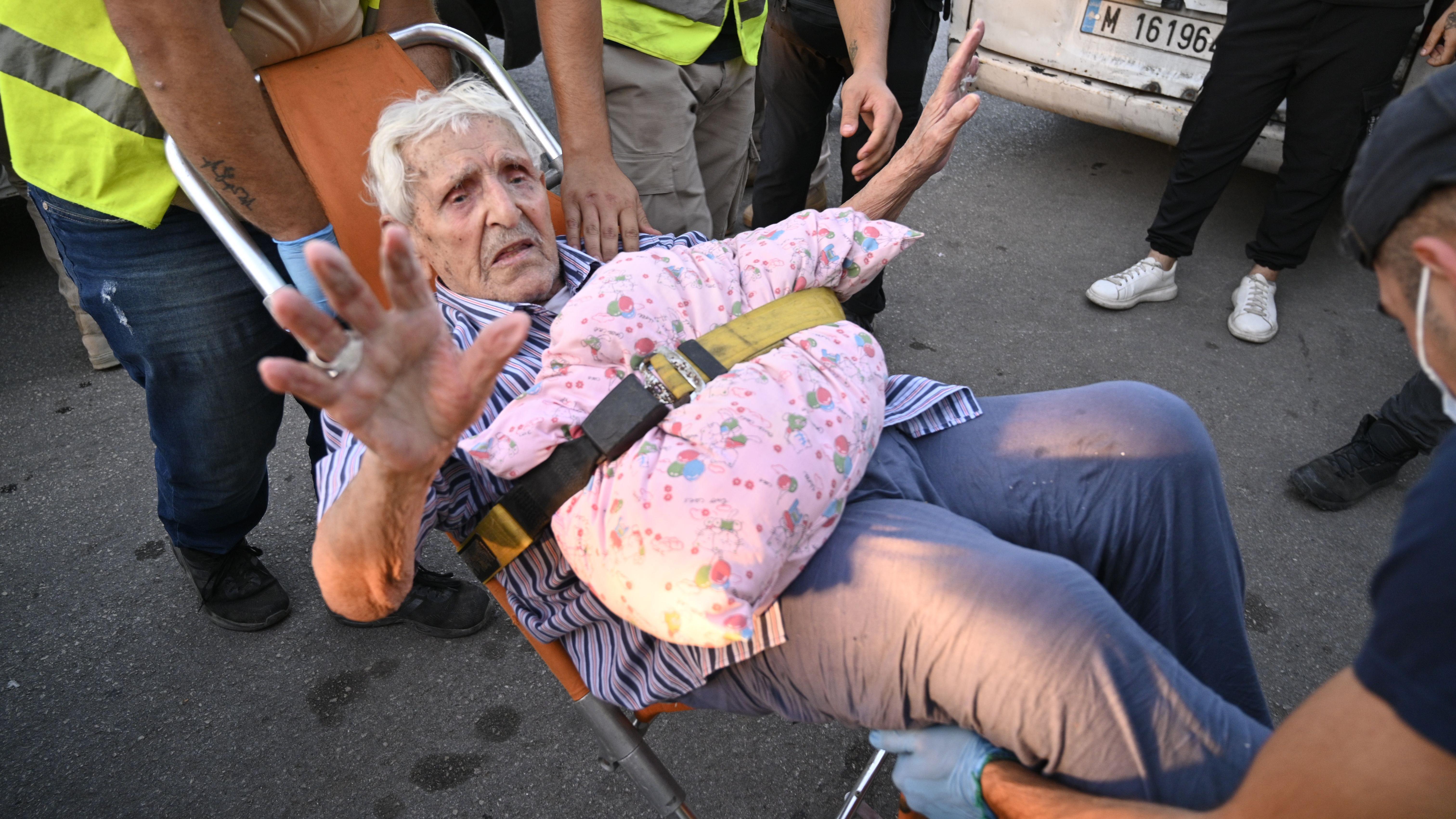 Un hombre es cargado en una silla