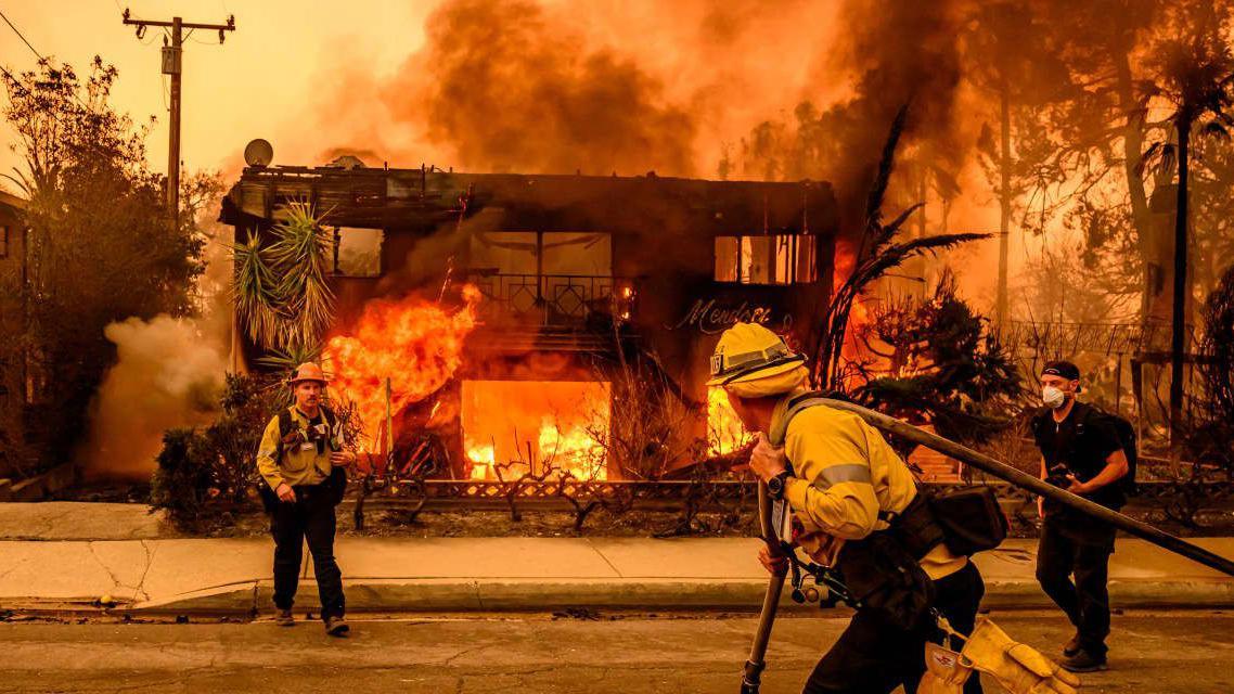 إطفائيون يحاولون التصدي للحرائق