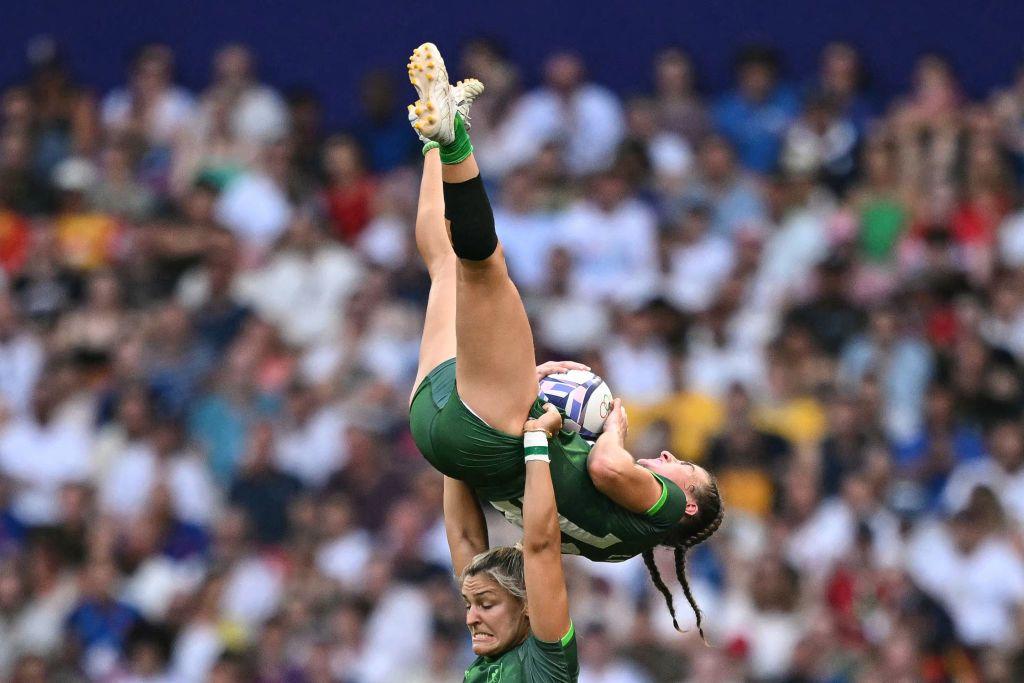 Erin King y Emily Lane en un partido de rugby sevens