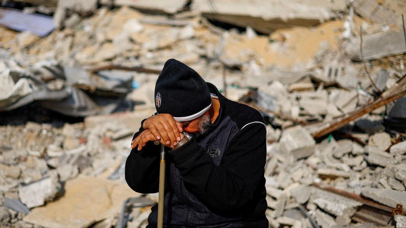 حاج فلسطيني وسط الدمار في قطاع غزة