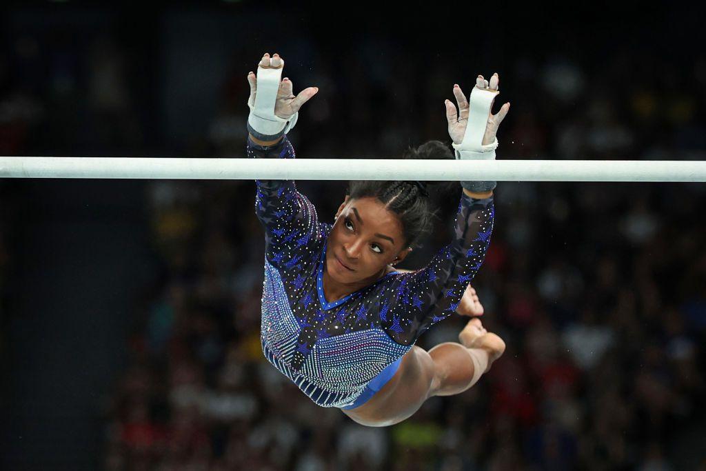 Simone Biles en las barras asimétricas