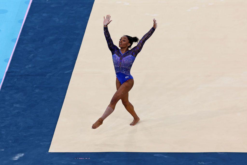 Simone Biles en la prueba de suelo