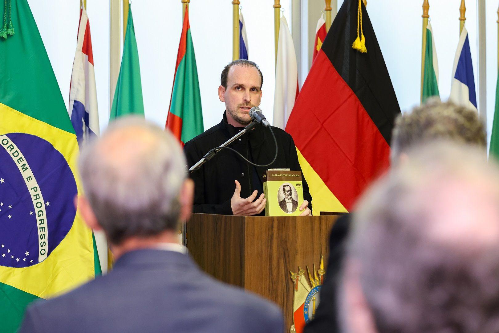 Carlos Eduardo Piassini, co-organizador do livro Carlos von Koseritz: trajetória e discursos na Assembleia Provincial, lançado no dia 16 de julho pela Assembleia Legislativa e pela Universidade Federal de Santa Maria (UFSM)