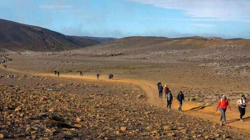 pessoas caminhando na trilha do vulcão