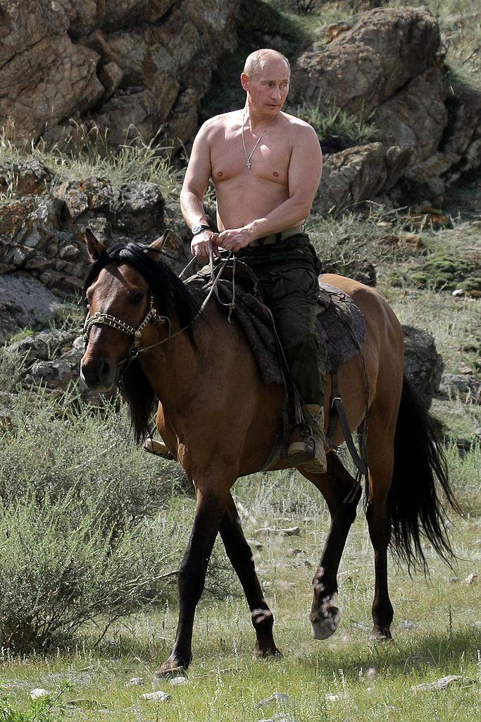 Vladimir Putin sedang melakukan aktivitas berkuda, 2009.