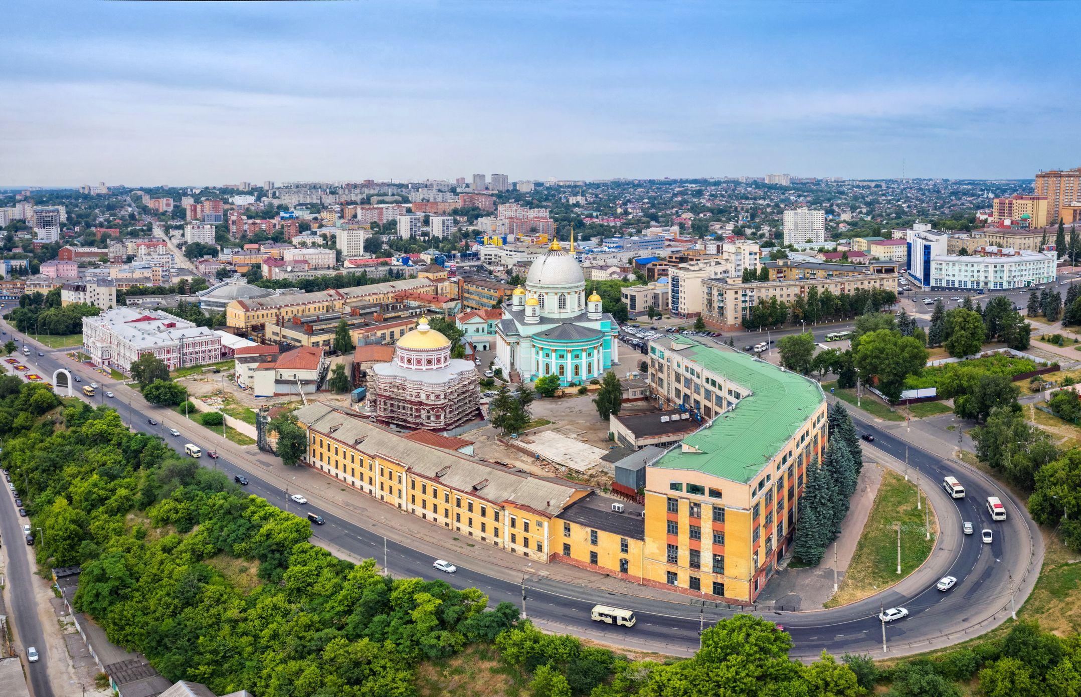 Imagem rea mostra cidade  com prdios baixos,e uma catedral ortodoxa na cor verde