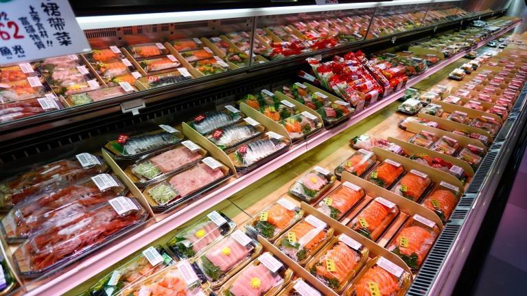 Sushi dan sashimi di sebuah supermarket di Hong Kong.
