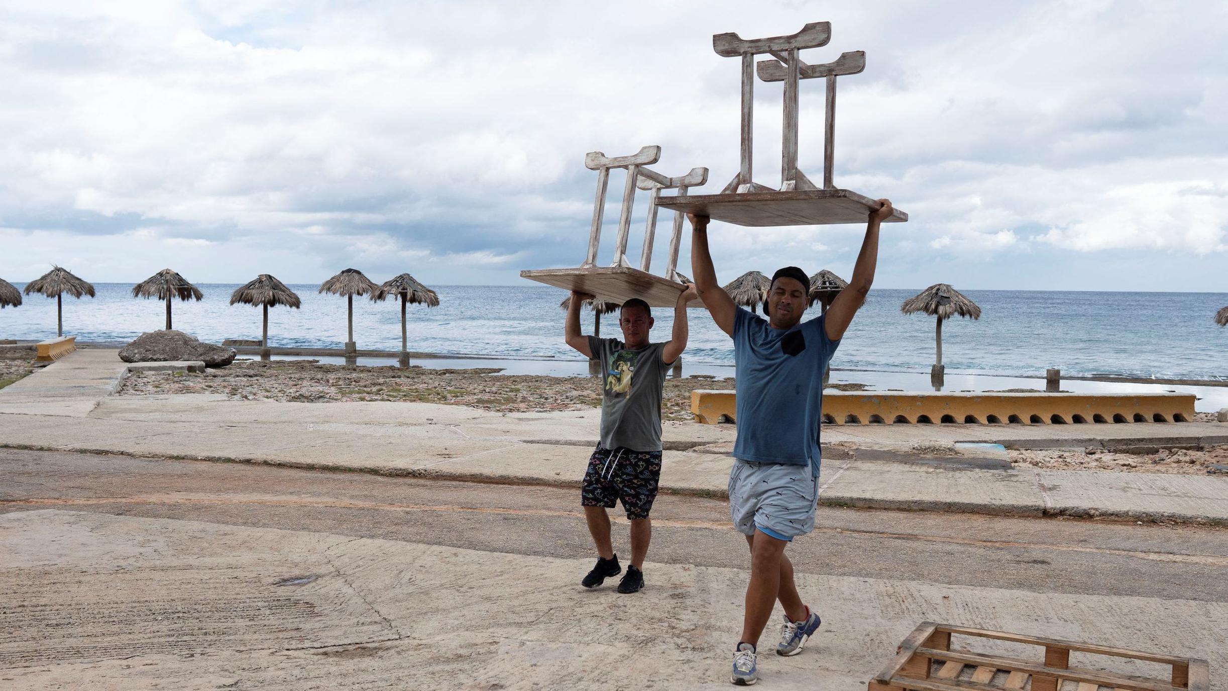 Hombres moviendo muebles