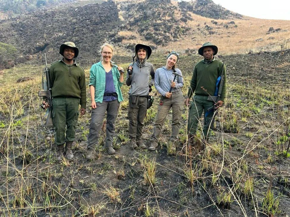 Equipe de cientistas posa junto com guardas florestais do parque nacional