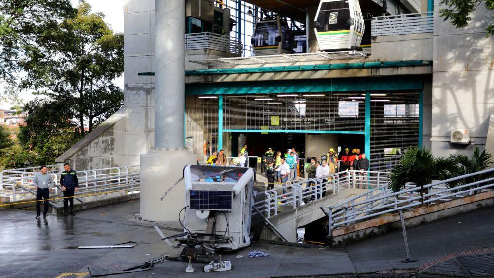 Cabina de Metrocable desplomada sobre el pavimento