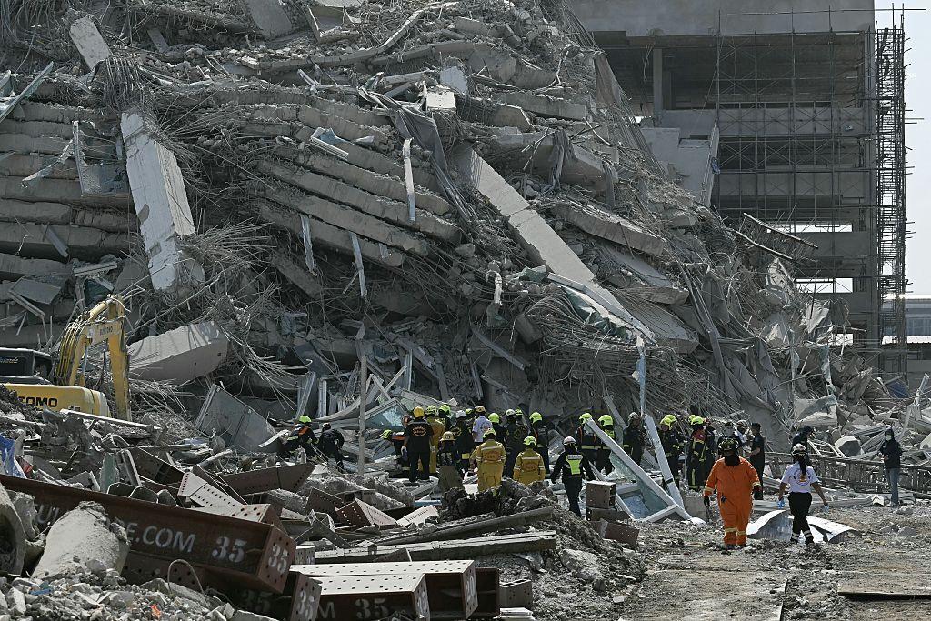 Regu penyelamat terlihat di lokasi konstruksi tempat sebuah bangunan runtuh di Bangkok pada 28 Maret 2025, setelah gempa bumi mengguncang Myanmar.