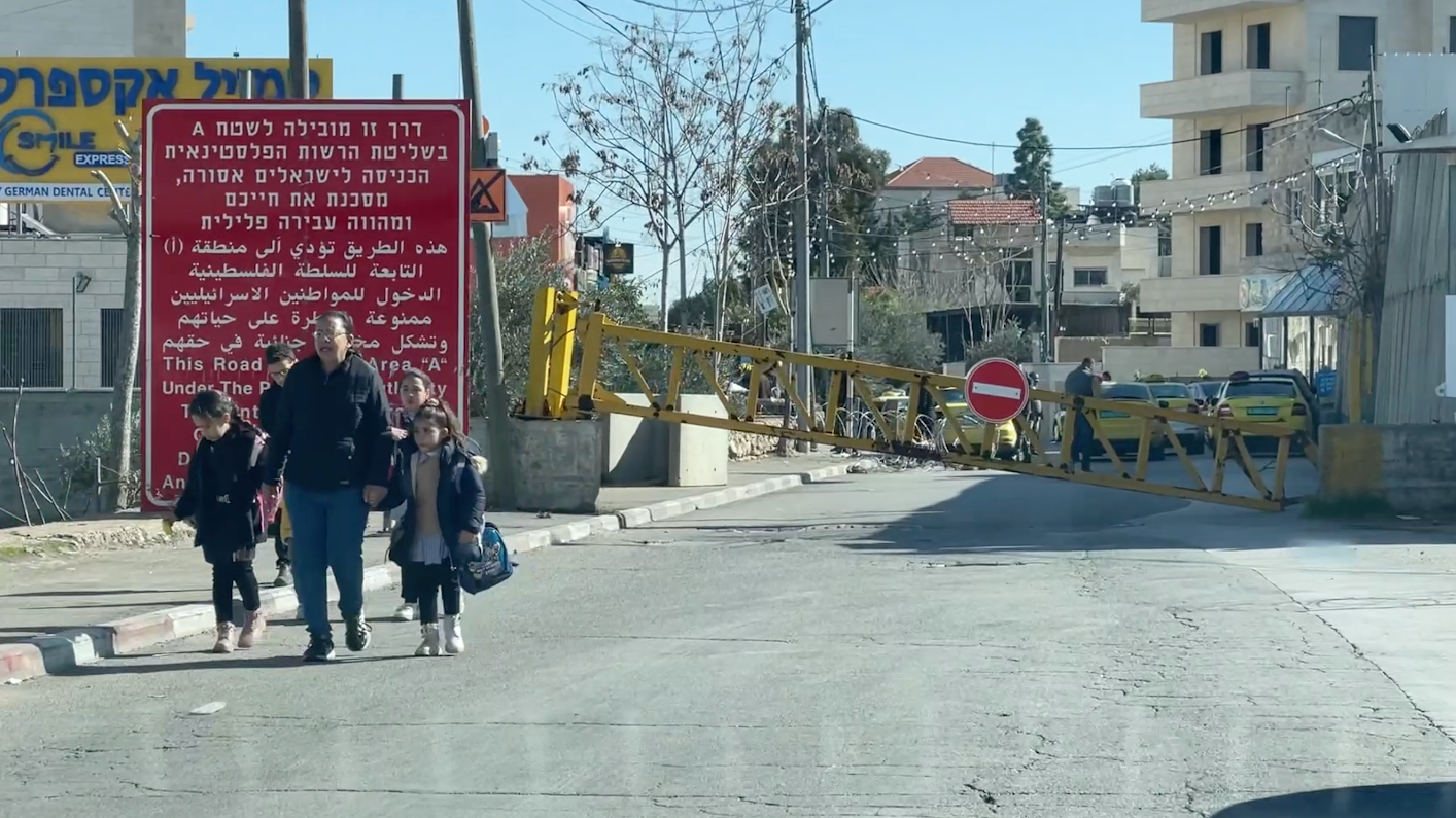 صورة التقطتها عدسة بي بي سي نيوز عربي لطرق مؤدية إلى مدينة بيت لحم يقول الفلسطينيون إن السلطات الإسرائيلية أغلقتها