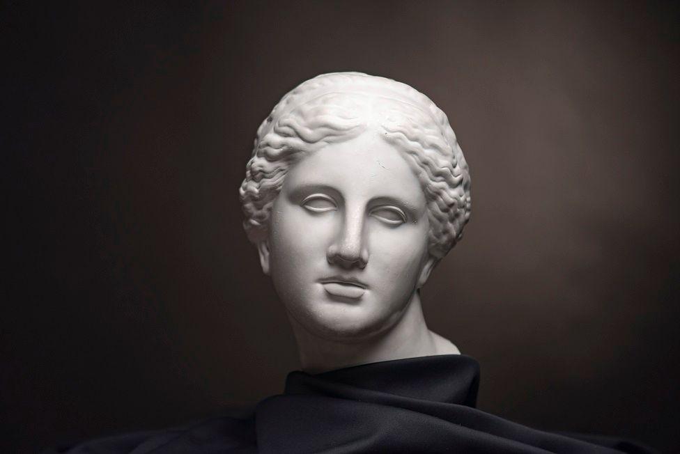 Busto del rostro de una mujer griega