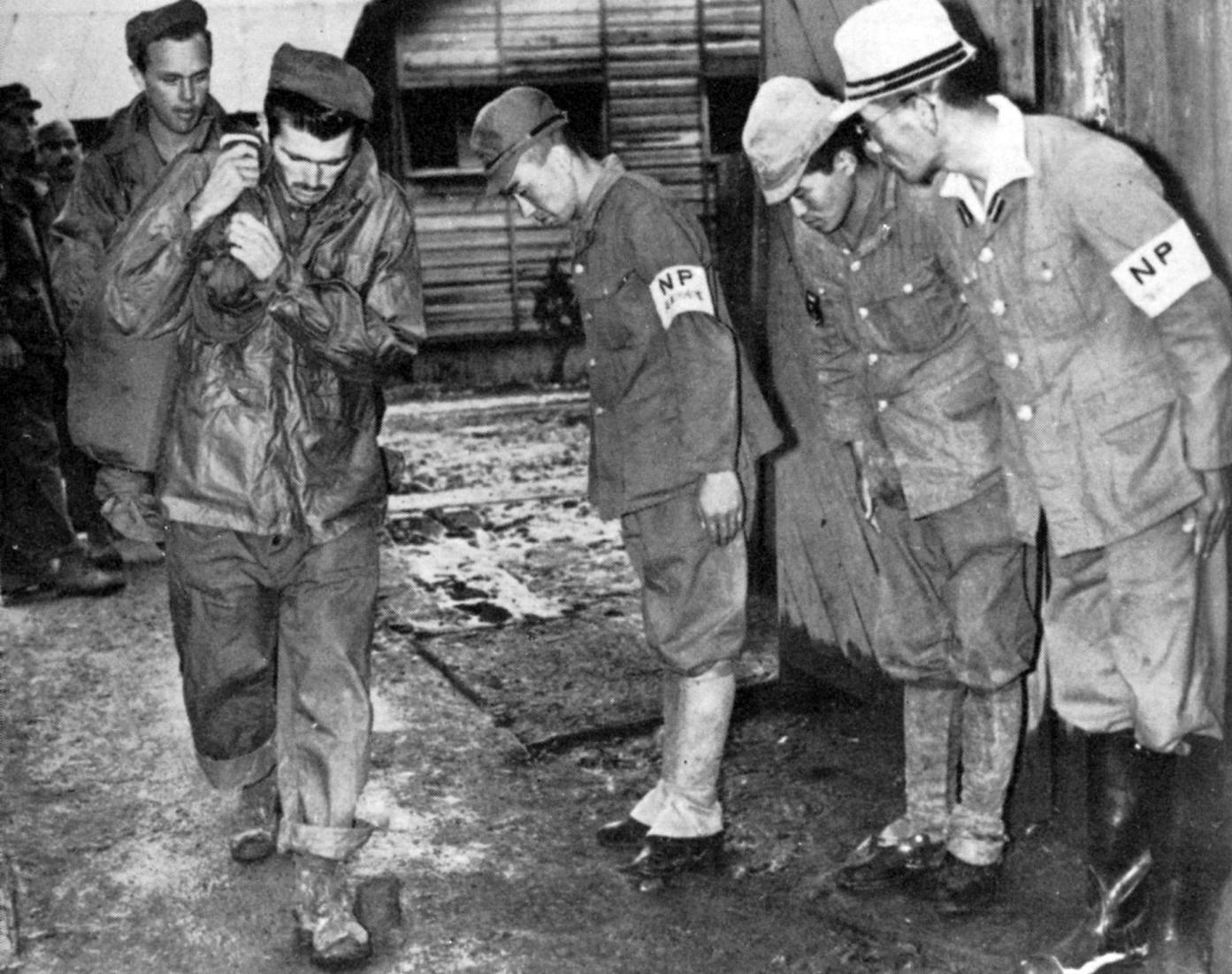 Após a 2ª Guerra Mundial, japoneses uniformizados se curvam aos vitoriosos americanos