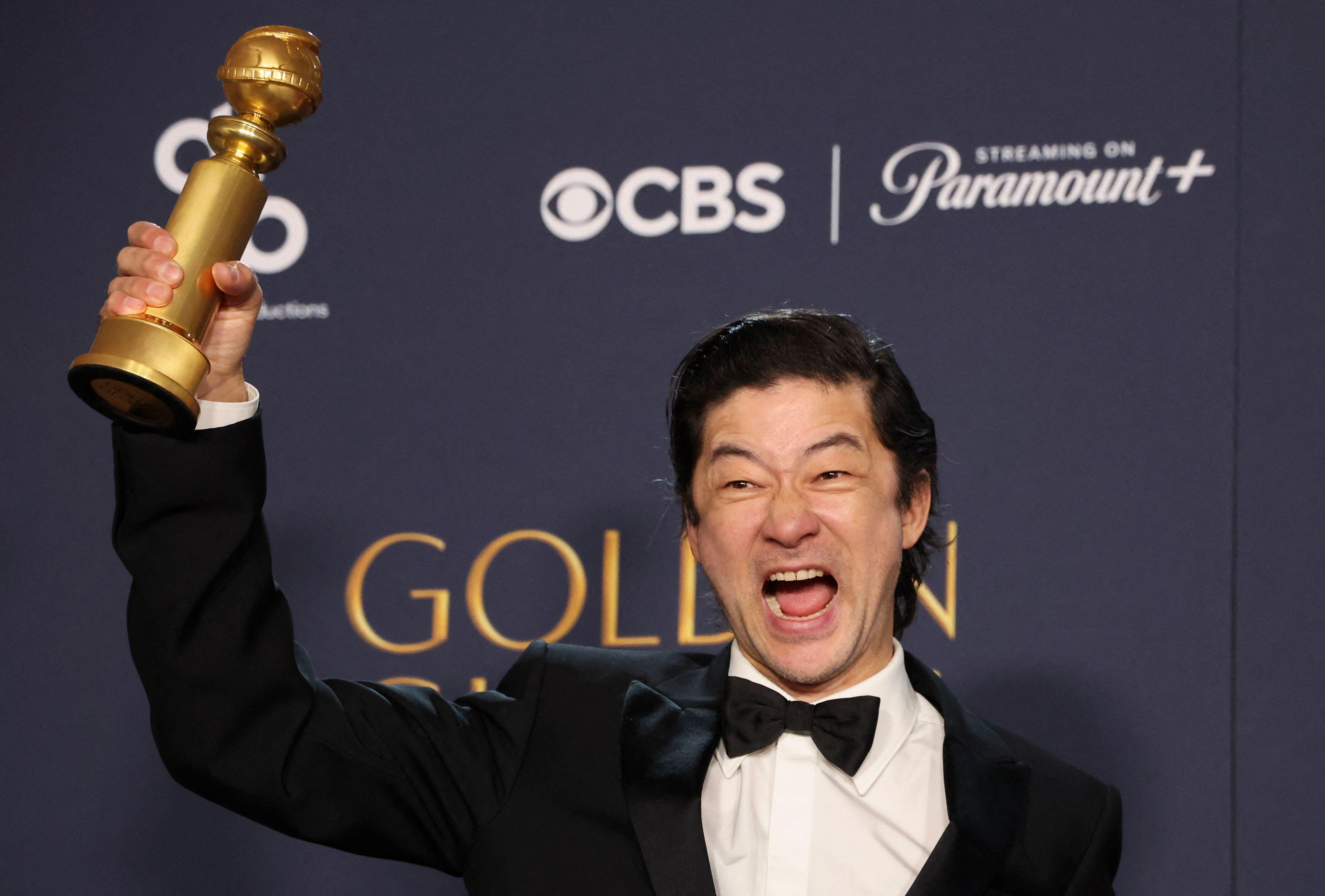 Tadanobu Asano, con su galardón al mejor actor de reparto por la serie Shōgun, en los Globos de Oro 2025 en Los Ángeles, Estados Unidos, el 5 de enero de 2025.