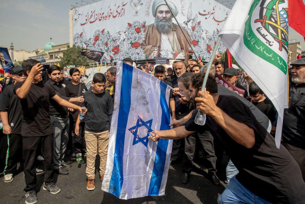 Manifestantes en Irán incendian una bandera de Israel