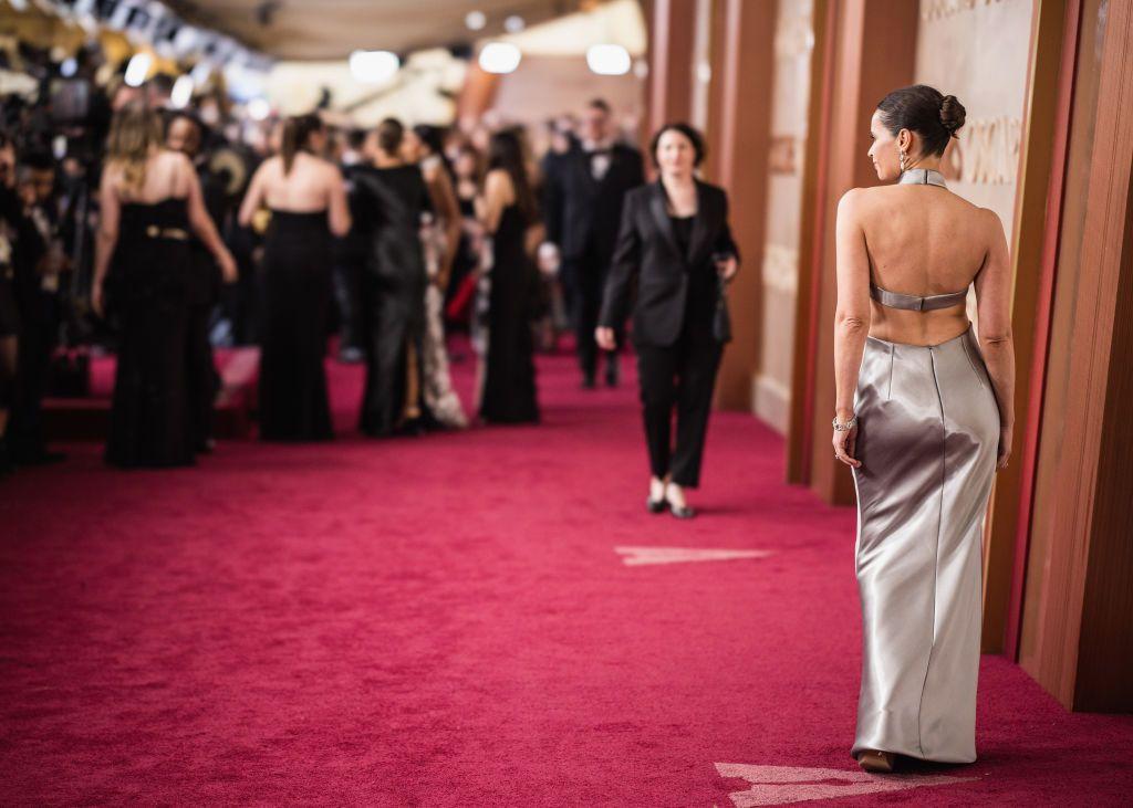 Felicity Jones camina por la alfombra roja del teatro Dolby momentos antes de la ceremonia de los Oscar.