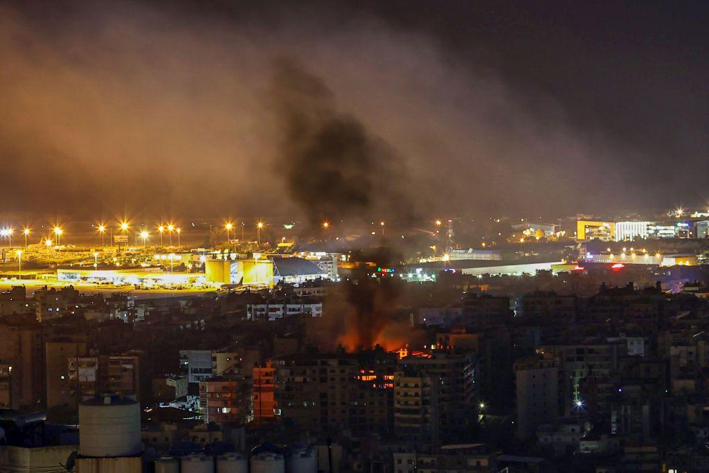 Kepulan asap terlihat di wilayah Dahieh--kantong kekuatan Hizbullah--di Beirut, Lebanon, pada Kamis (03/10).