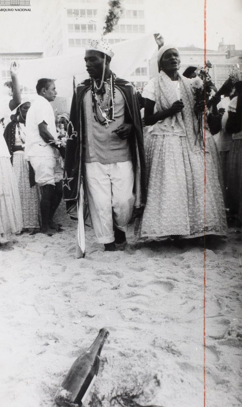 Pessoas em festa de Iemanjá na praia