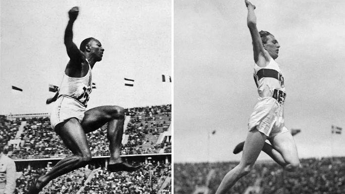 اعتمد جيسي أوينز، على اليسار، ولوز لونغ، أثناء تنافسهما في دورة الألعاب الأولمبية عام 1936، أساليب متباينة في الوثب الطويل