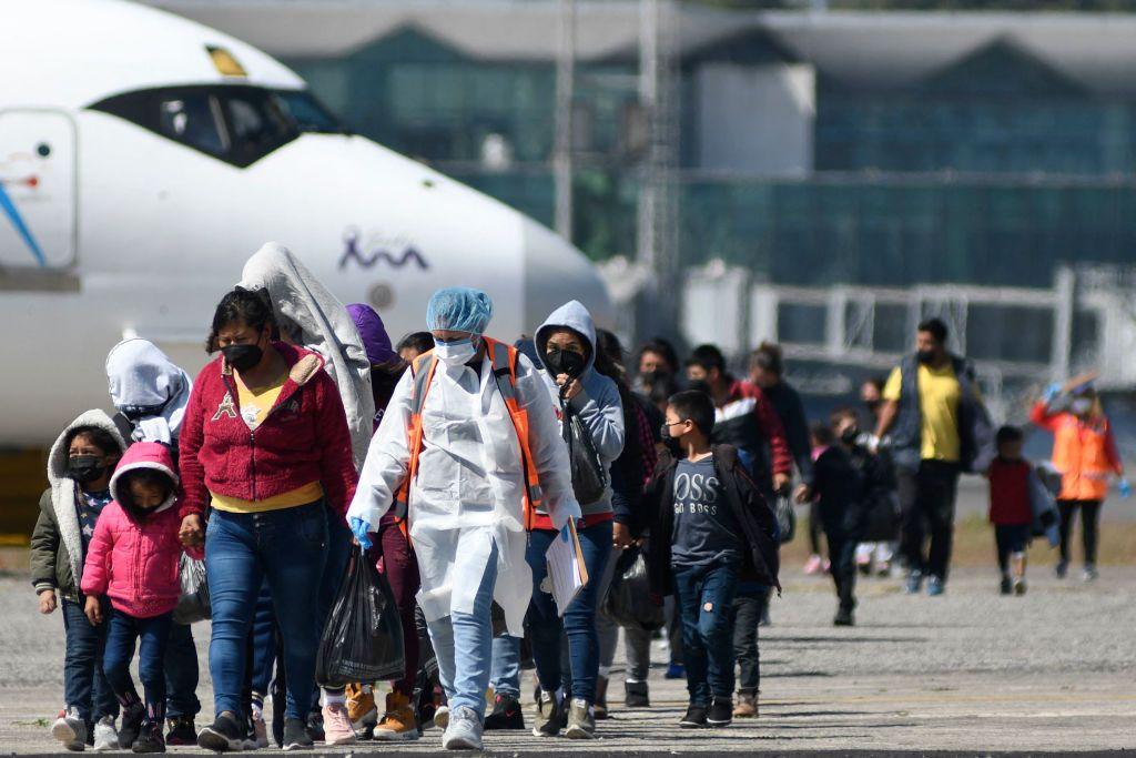 Pessoas descendo de um avião