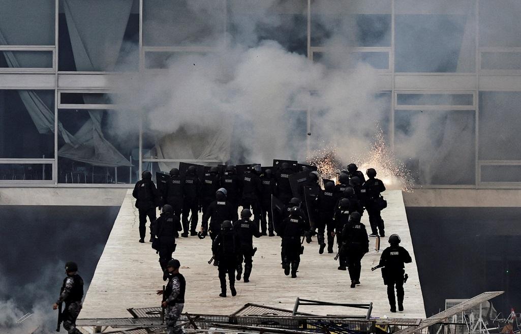 Forças de segurança chegam à Praça dos Três Poderes em 8 de janeiro