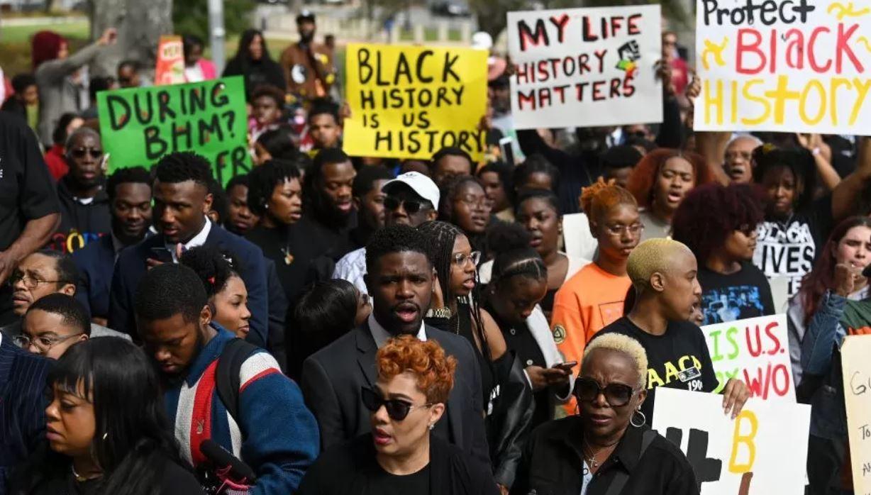 Protesto contra planos da Flórida relacionados ao ensino da história negra