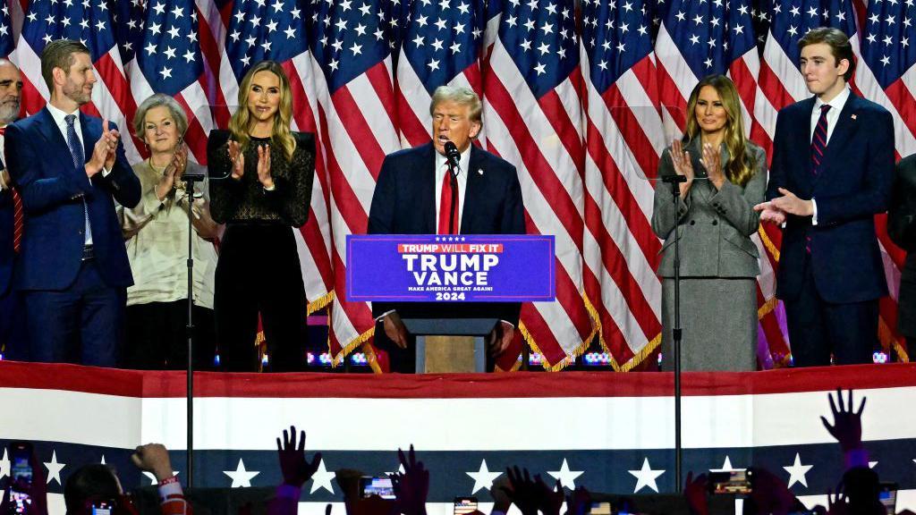 donald trump junto a su familia durante un discurso en Florida en el que se declaró ganador de la elección presidencial de ee.uu. 