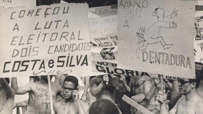 Manifestação em foto em preto e branco