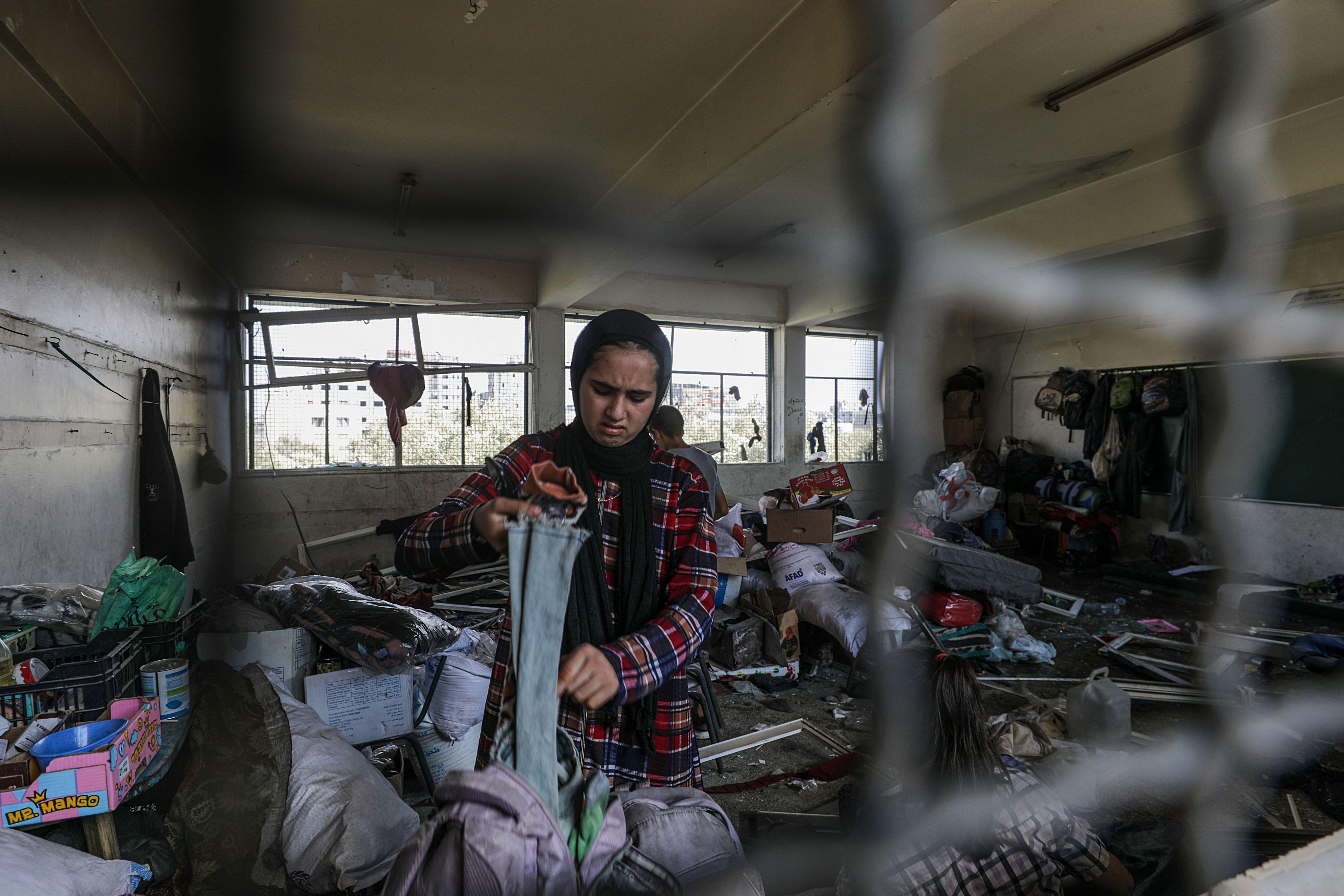 امرأة في بيت مهدم في غزة