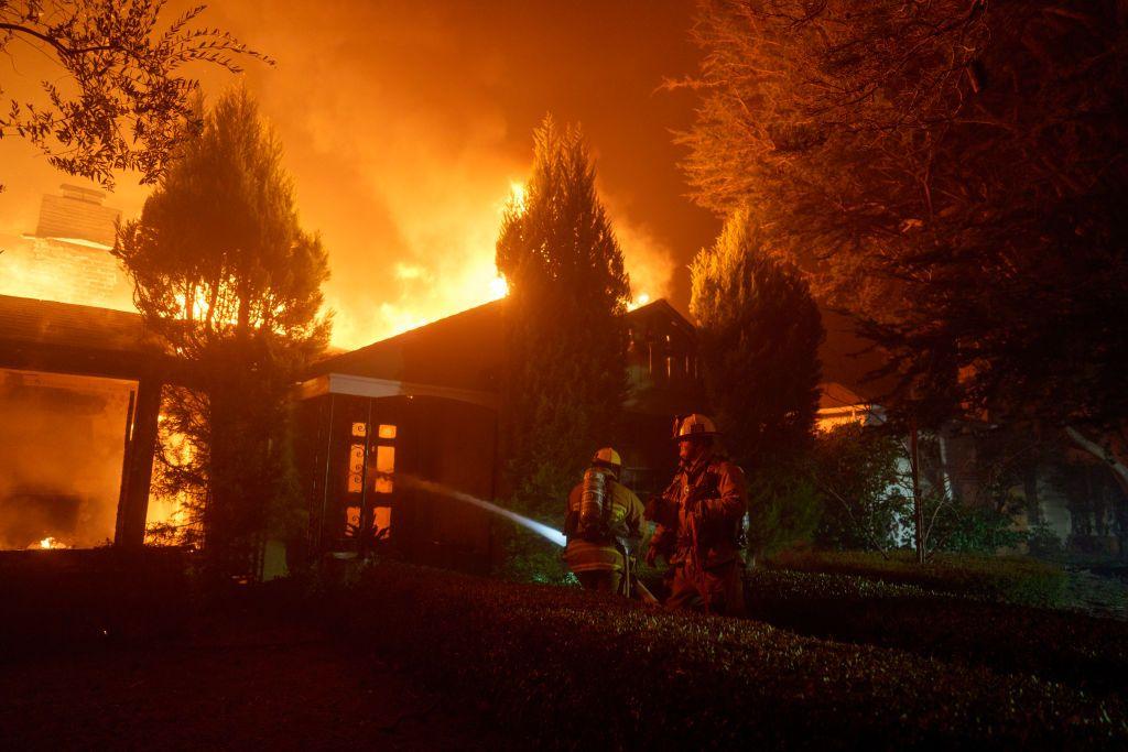 Bomberos tratan de sofocar las llamas que envuelven una casa en Pacific Palisades, Los Ángeles, California, Estados Unidos, el 7 de enero de 2025.