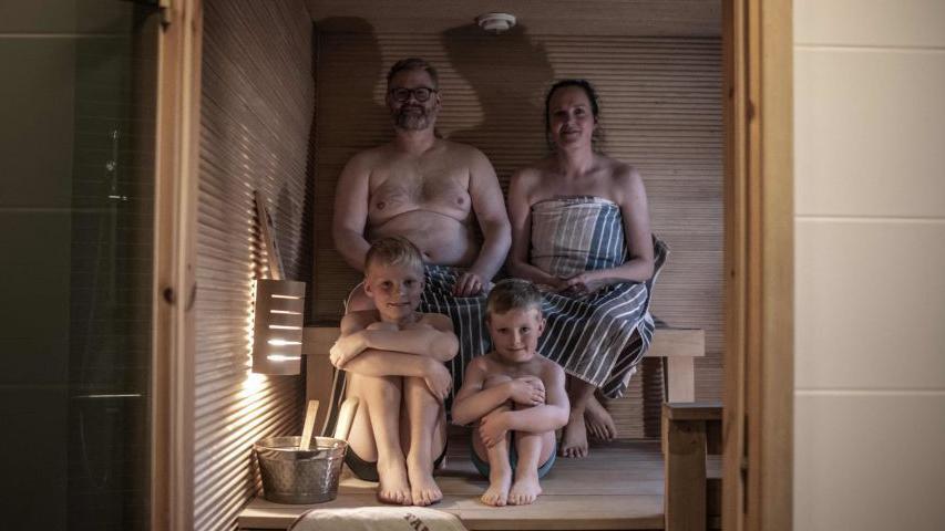 Familia en el sauna 