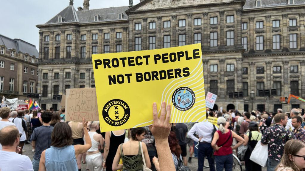 hollanda mülteci destek protestosu