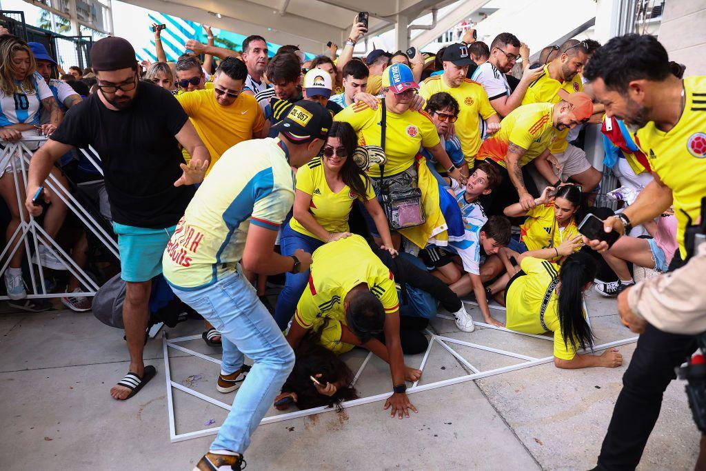 Hinchas ingresan por la fuerza