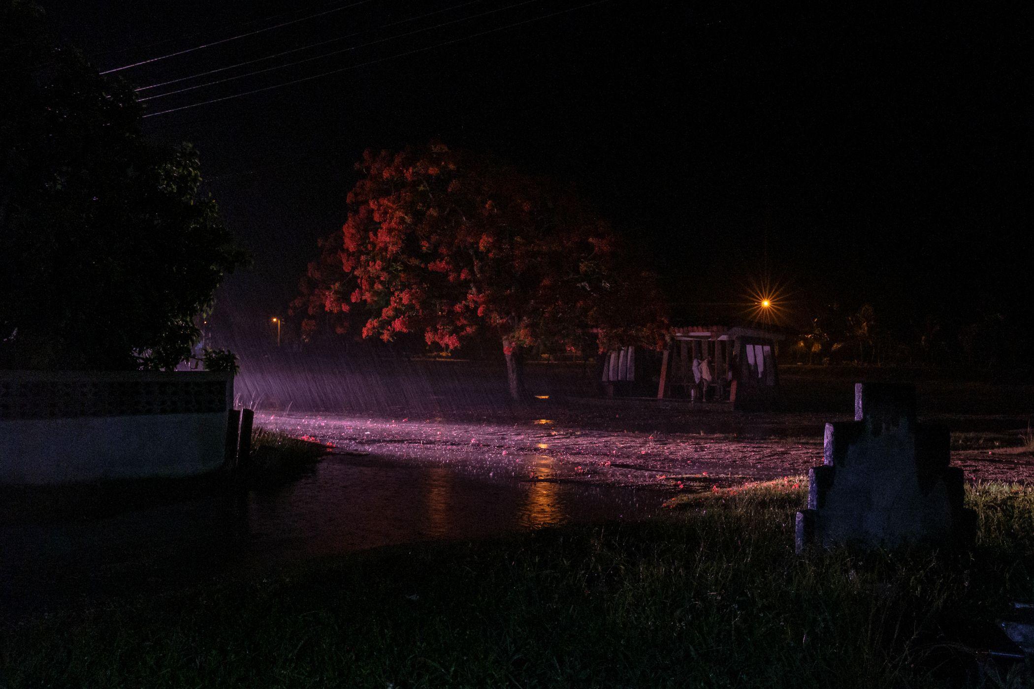 Una noche tormentosa durante un apagón en Trinidad, Cuba. Cuba ha estado experimentando continuos cortes de electricidad debido a una crisis energética que afecta a toda la isla. Estos apagones han provocado importantes interrupciones en la vida cotidiana, con cortes que en algunas zonas pueden durar hasta 12 horas.