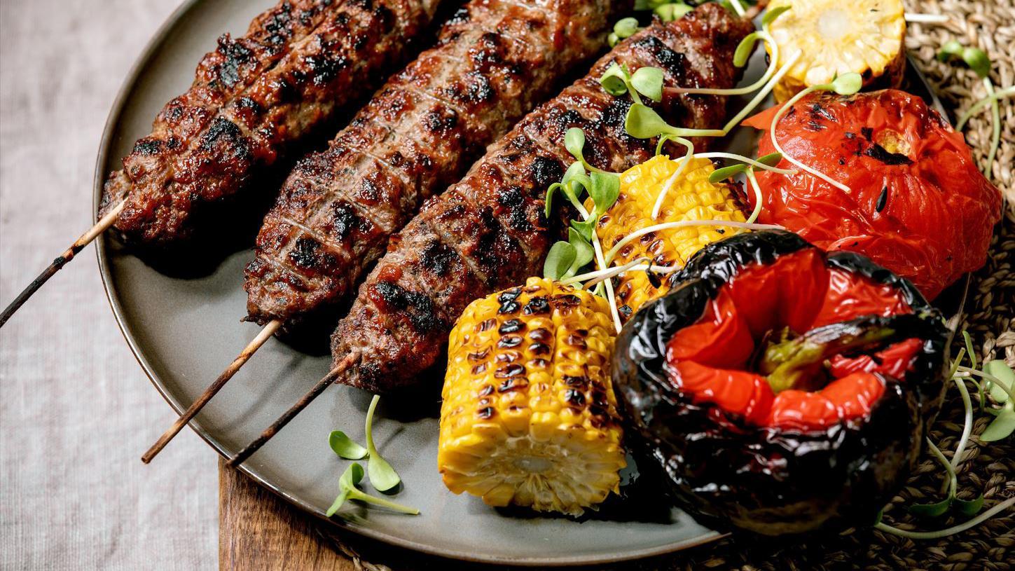 العطلات الحلال: "لا أرغب برؤية أناس شبه عراة في الفنادق التي أقصدها" 16 A food plate containing beef and corn