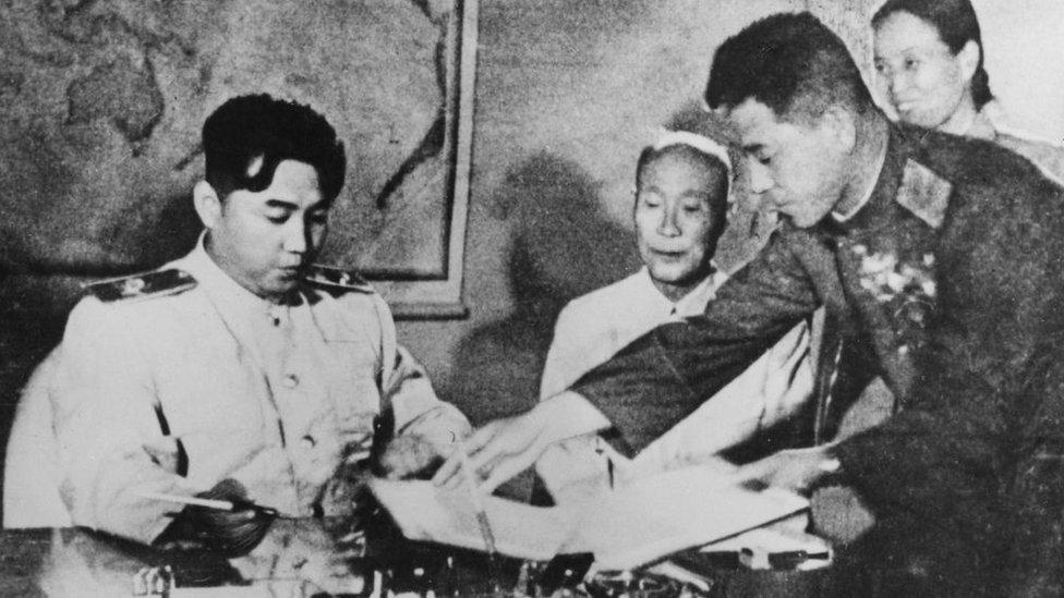 Kim Il-sung menandatangani gencatan senjata yang mengakhiri Perang Korea pada tahun 1953