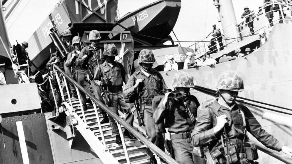 Tropas estadounidenses desembarcando en Klong Toei en 1962.