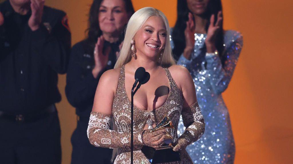 beyoncé recibiendo el premio a mejor álbum del año 